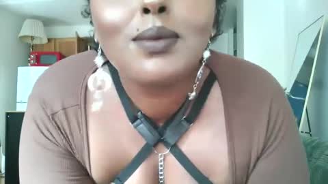 Snapshot of siminfox chatting on 09.16.25 Simin Fox online show from 09.16.25