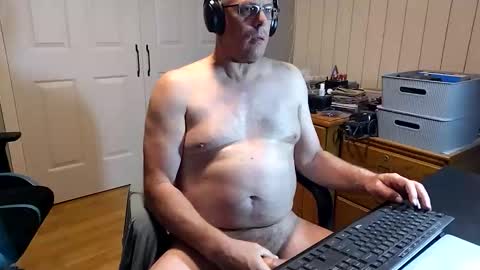 Snapshot of simon8t chatting on 11.19.25 Simon online show from 11.19.25