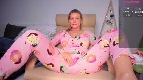 Snapshot of simply_sasha chatting on 12.16.24 A present for me online show from 12.16.24