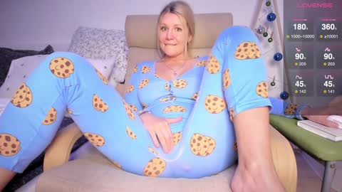 Snapshot of simply_sasha chatting on 12.18.24 A present for me online show from 12.18.24