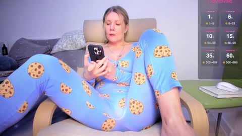 Snapshot of simply_sasha chatting on 02.19.25 A present for me online show from 02.19.25