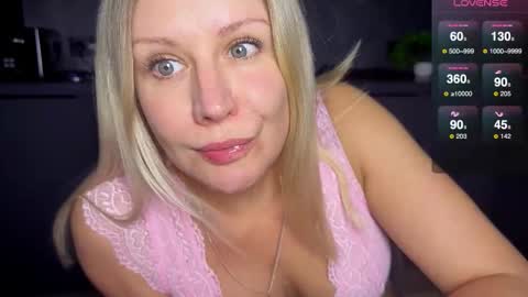 Snapshot of simply_sasha chatting on 09.18.25 A present for me online show from 09.18.25