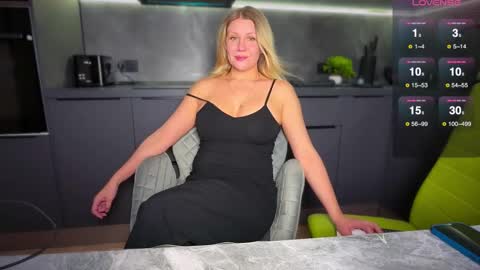 Snapshot of simply_sasha chatting on 11.18.25 A present for me online show from 11.18.25