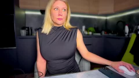 Snapshot of simply_sasha chatting on 04.26.26 A present for me online show from 04.26.26