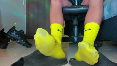 only foot                         worshipers here online show from 04.17.26