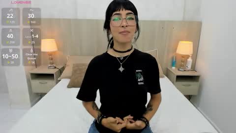 Snapshot of skinny_emily chatting on 11.06.25 Emily Rojas online show from 11.06.25