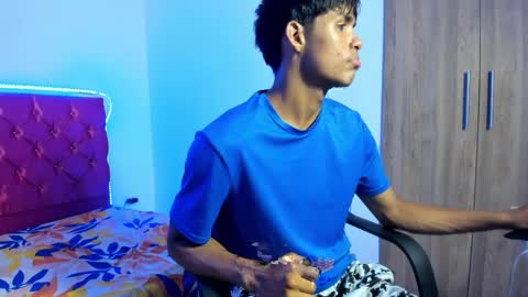 Snapshot of skinny_sam23 chatting on 04.10.26 sam online show from 04.10.26