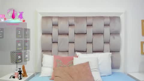 Snapshot of skinnygirl_28 chatting on 11.06.25 SkinnyGirl online show from 11.06.25