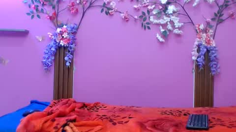 Snapshot of skinnysofia18 chatting on 11.24.25 sofia online show from 11.24.25