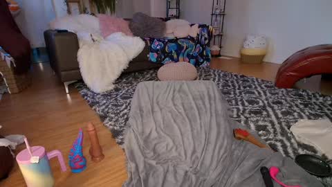 Snapshot of skyewatson chatting on 01.06.25 Skye Watson online show from 01.06.25