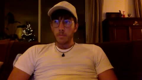 Snapshot of skyisthelimit1995 chatting on 12.17.25 skyisthelimit1995 online show from 12.17.25