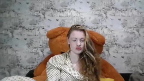 Snapshot of skyler_wans chatting on 10.29.25 Skyler online show from 10.29.25