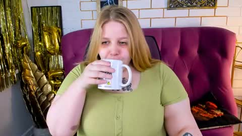Snapshot of sladadeew chatting on 04.22.26 Slada Deew online show from 04.22.26