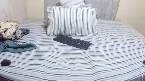 Snapshot of slender_sweetbabe chatting on 02.15.26 slender_sweetbabe online show from 02.15.26