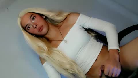 Snapshot of slimgirl_patricia chatting on 04.15.26 Pat online show from 04.15.26