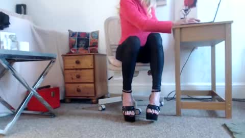 Snapshot of slutsuzy chatting on 01.16.25 Slut Suzy online show from 01.16.25