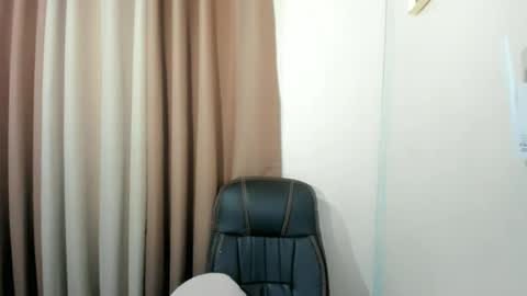 Snapshot of slutty_shanin chatting on 06.18.26 SHANIN online show from 06.18.26