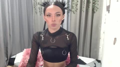 Snapshot of sluttychie chatting on 01.05.25 CHIE CHIE online show from 01.05.25