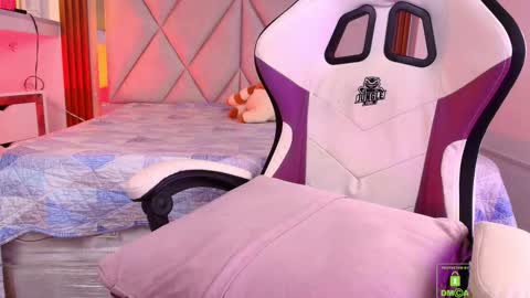 Snapshot of smile__1 chatting on 09.24.25 smile__1 online show from 09.24.25