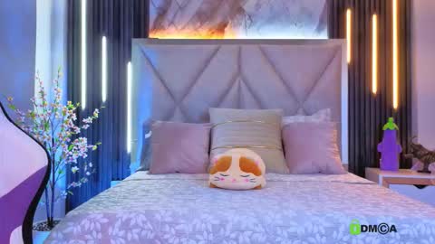 Snapshot of smile__1 chatting on 11.19.25 smile__1 online show from 11.19.25