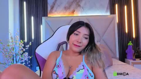 Snapshot of smile__1 chatting on 11.21.25 smile__1 online show from 11.21.25