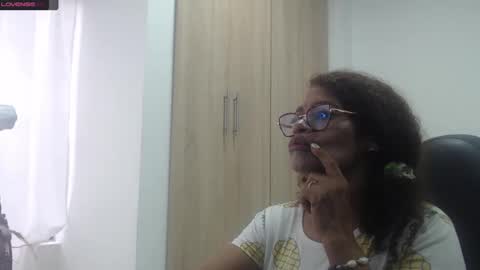 Snapshot of smilet_milf chatting on 01.28.25 Smileth online show from 01.28.25