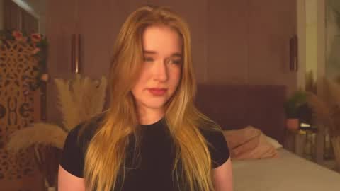 Snapshot of smiley_mia_ chatting on 05.26.26 Mia online show from 05.26.26