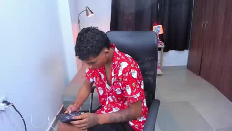 Snapshot of snak_master1 chatting on 11.13.25 snak_master1 online show from 11.13.25