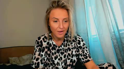 Snapshot of snezanablond chatting on 04.03.26 Sneja online show from 04.03.26