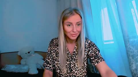 Snapshot of snezanablond chatting on 04.06.26 Sneja online show from 04.06.26