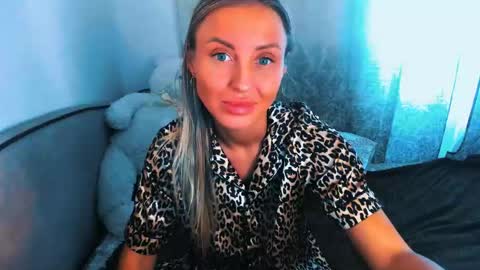 Snapshot of snezanablond chatting on 04.10.26 Sneja online show from 04.10.26