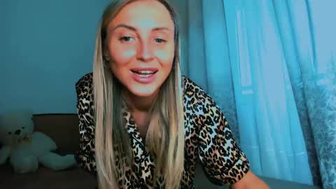 Snapshot of snezanablond chatting on 04.24.26 Sneja online show from 04.24.26