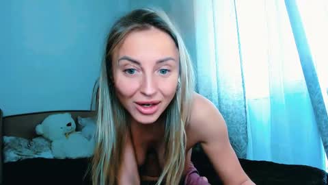 Snapshot of snezanablond chatting on 05.05.26 Sneja online show from 05.05.26