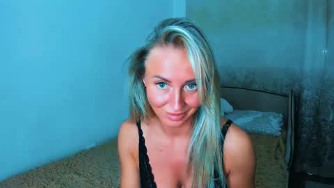 Snapshot of snezanablond chatting on 05.29.26 Sneja online show from 05.29.26