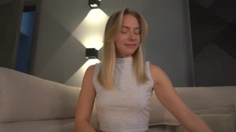 Candice Snow online show from 03.11.25