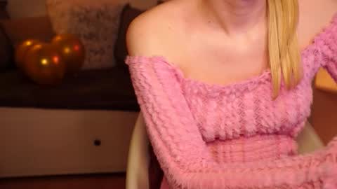 Snapshot of snowbarbieee chatting on 11.28.25 Hanna online show from 11.28.25