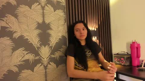 Snapshot of sofi_lassa_ chatting on 04.15.26 SOFIA online show from 04.15.26
