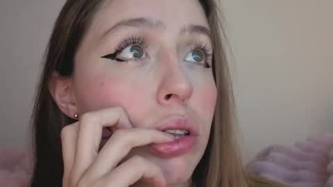 Snapshot of sofia_palacios_ chatting on 10.01.25 online show from 10.01.25