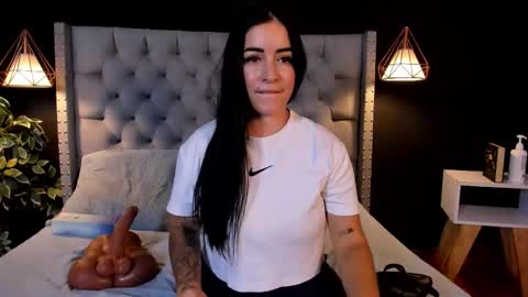 Snapshot of sofia_riveraa chatting on 11.12.25 SOFIA online show from 11.12.25