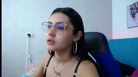 Snapshot of sofiaasexy19 chatting on 11.18.25 Sofia online show from 11.18.25