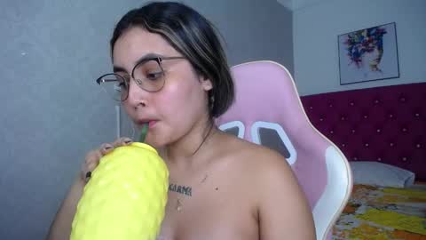 Snapshot of sofiaasexy19 chatting on 05.18.26 Sofia online show from 05.18.26
