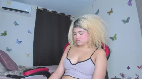 Snapshot of sofiacastillo01 chatting on 09.23.25 sofiacastillo01 online show from 09.23.25