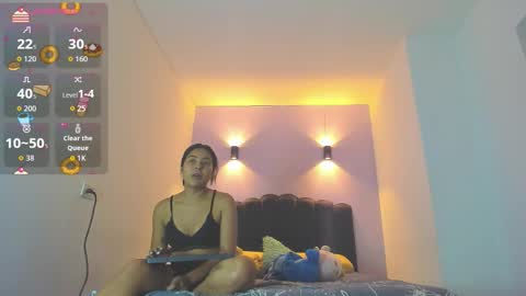 Snapshot of sofiaclaus_19 chatting on 12.23.25 Sofia online show from 12.23.25