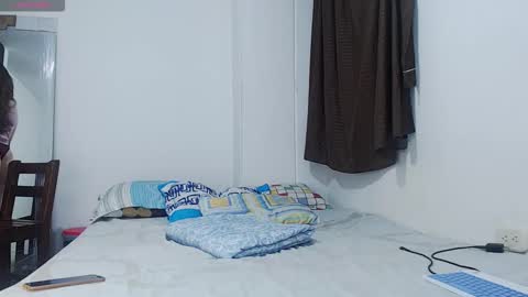 sofiamooon_ online show from 11.14.25