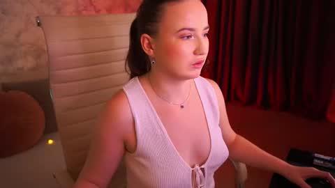 Snapshot of sofiebloom chatting on 06.26.26 Sofie online show from 06.26.26