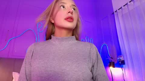 Snapshot of sofly_s chatting on 05.28.26 Sofi online show from 05.28.26