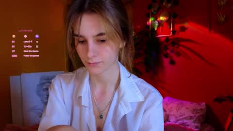 Snapshot of soft_animal chatting on 11.28.25 E online show from 11.28.25