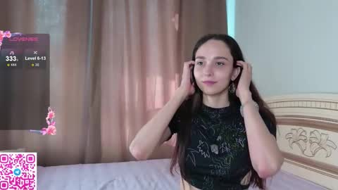 Snapshot of softiedream chatting on 10.03.25 Elly online show from 10.03.25