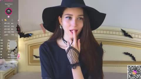 Snapshot of softiedream chatting on 10.30.25 Elly online show from 10.30.25