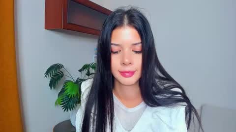 Snapshot of softlyy_bold chatting on 10.11.25 Alice online show from 10.11.25